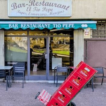 servicio de reparto en cliente de Bebidas Barcino