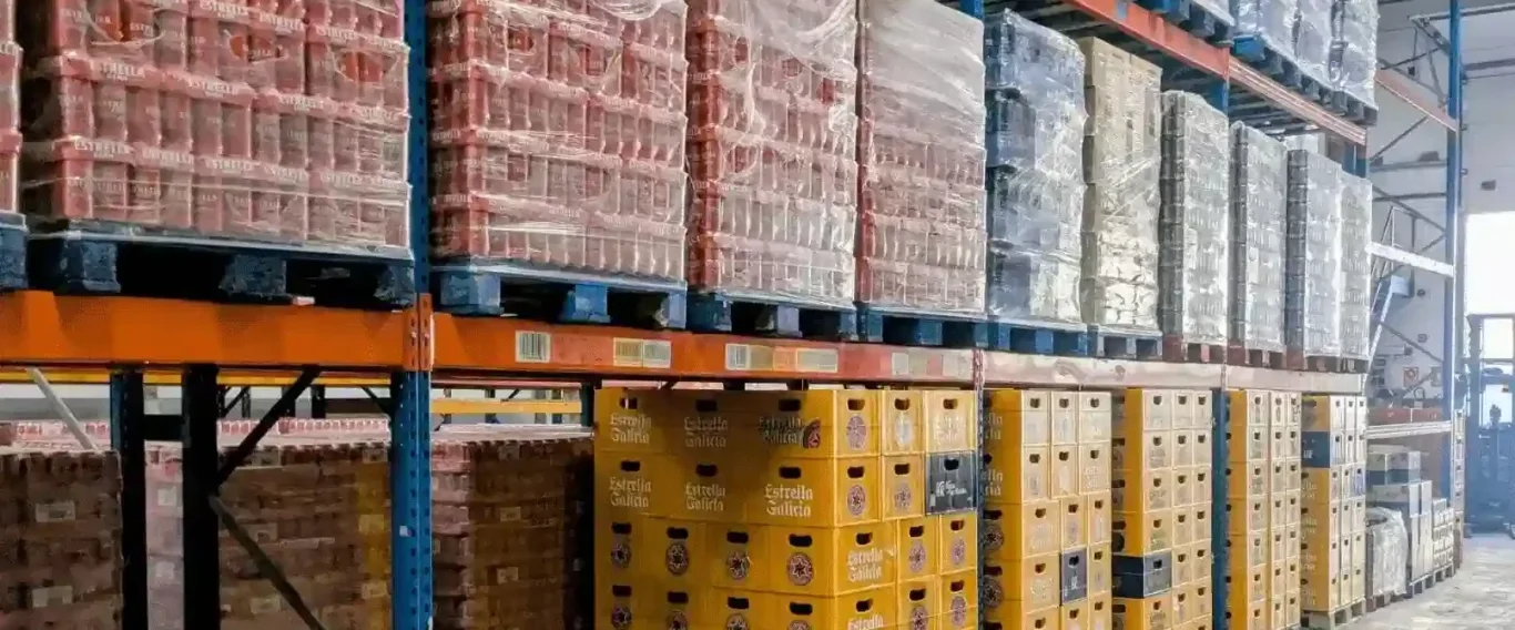 Cajas de bebidas en almacén