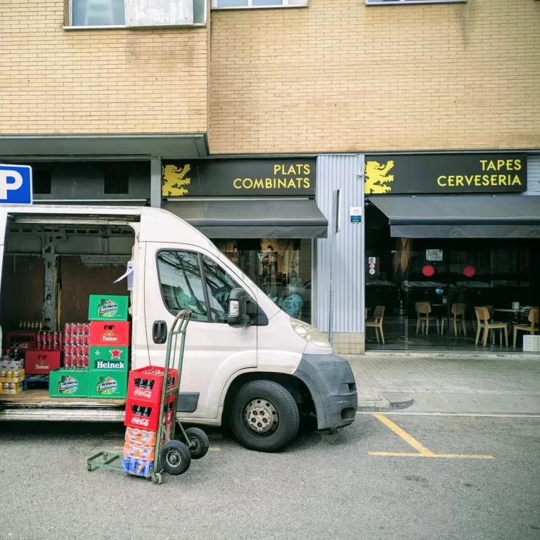 servicio de reparto a cliente de Bebidas Barcino.