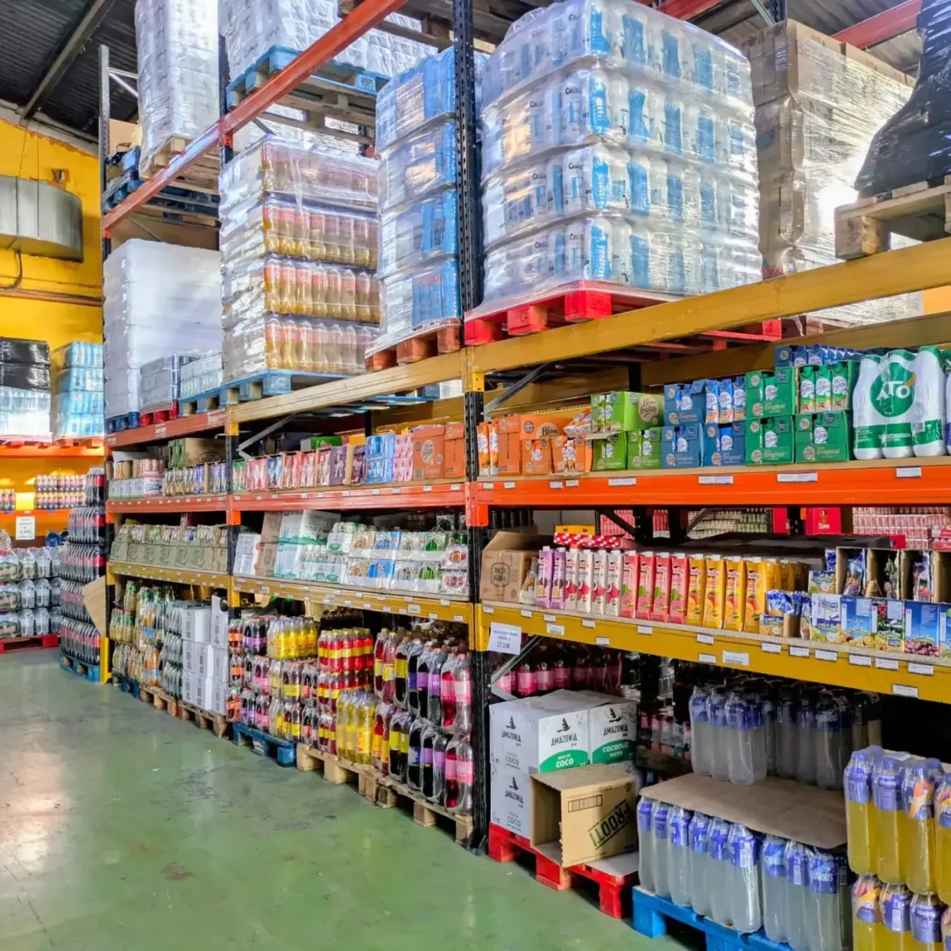 Almacén mayorista con mas de 2000 referencias de refrescos, cervezas y licores Almacén de Bebidas en la sede central de Bebidas Barcino