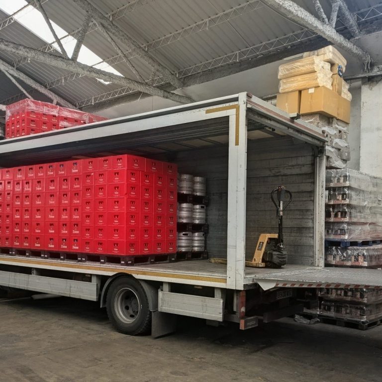 Cajas de bebidas en almacén