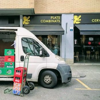 servicio de reparto a cliente de Bebidas Barcino.