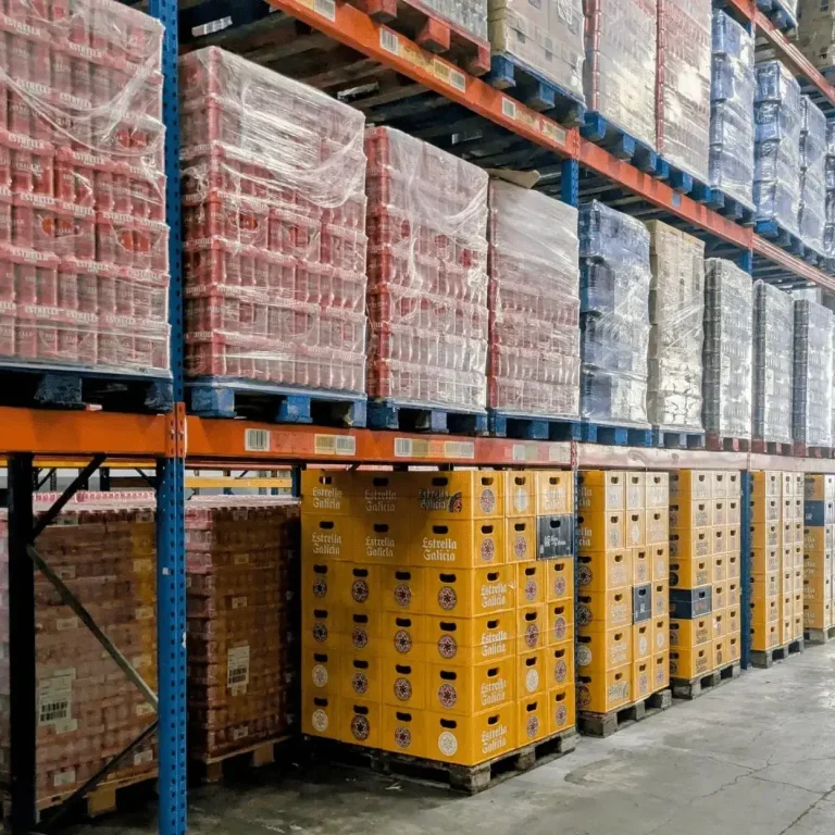 Cajas de bebidas en almacén
